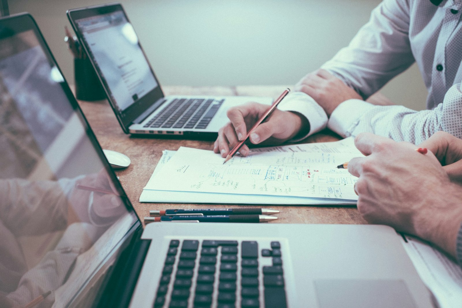 Quais impostos uma empresa paga por mês? Veja lista completa por regime tributário