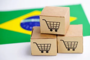 Imagem ilustrativa com caixas de papelão e a bandeira do Brasil ao fundo